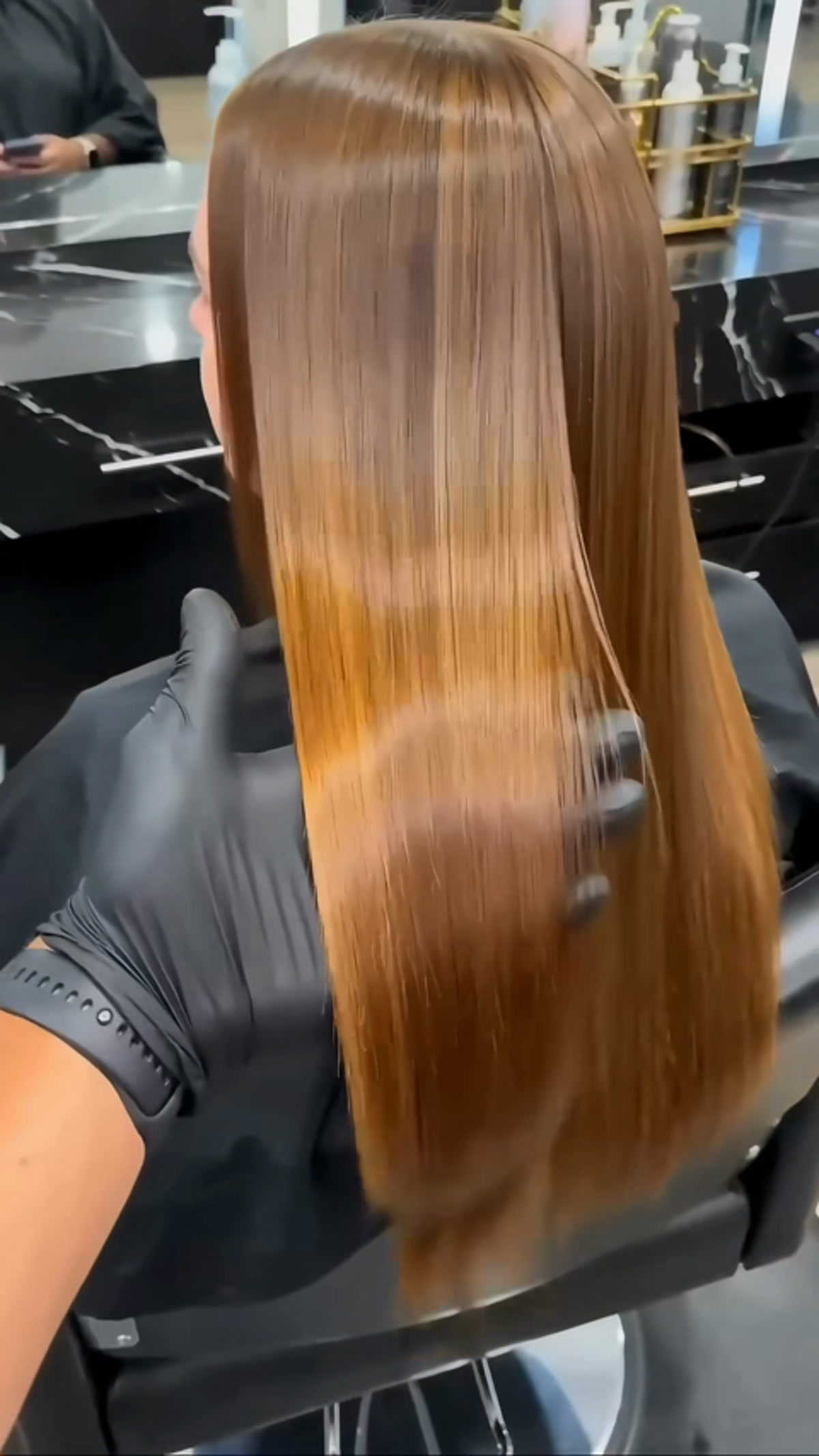 Cabello lacio con brillo después de usar el cepillo alisador VaporLiss Pro