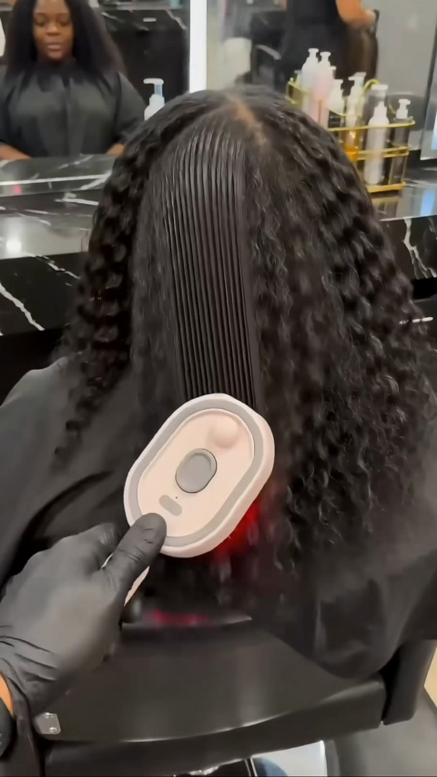 Cabello rizado antes de usar el cepillo alisador VaporLiss Pro