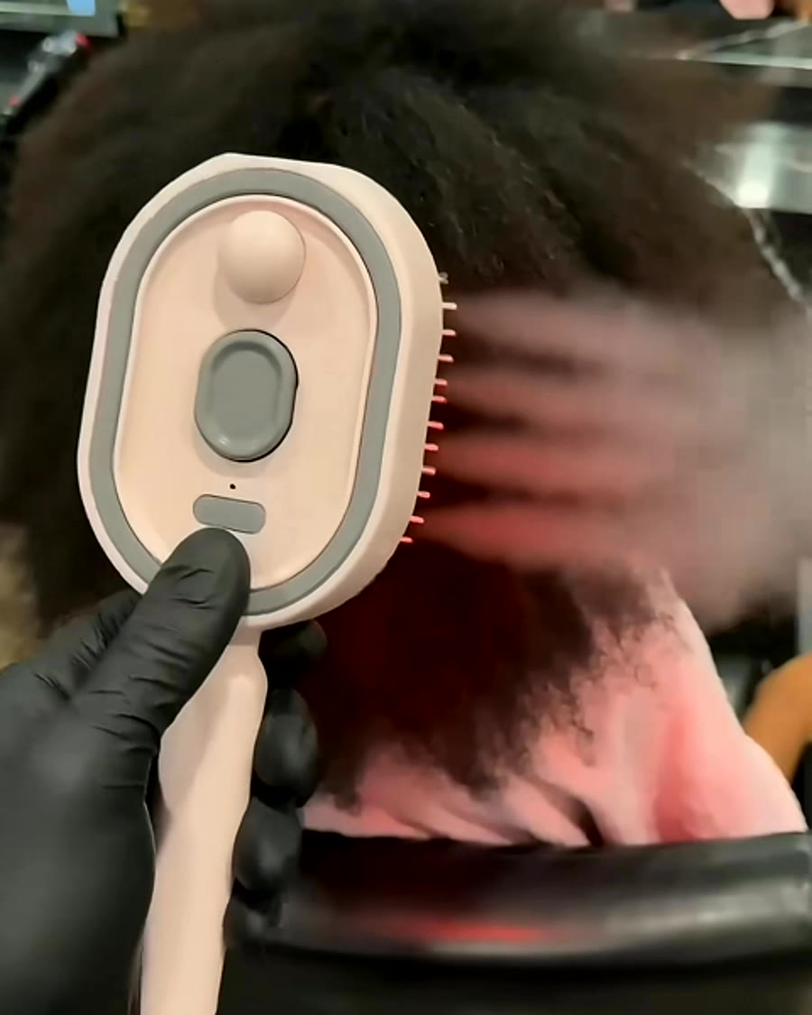 Cepillo alisador a vapor VaporLiss Pro en uso, con el vapor visible sobre el cabello